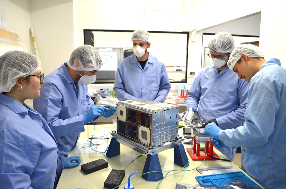 Representación del satélite ATENEA y el programa espacial argentino