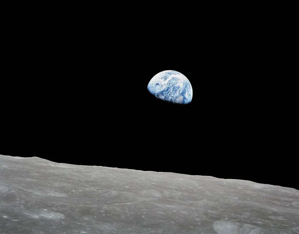 Fotografía Earthrise: la Tierra sobre el horizonte lunar